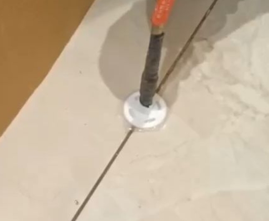凤冈瓷砖空鼓维修公司专业解答瓷砖在铺贴过程中，如果没有涂抹均匀到位的粘结材料（如水泥砂浆或瓷砖胶），可能会导致以下问题