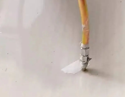 凤冈瓷砖空鼓维修公司专业解答在瓷砖铺贴过程中，如果使用的砂料过粗（如全部使用了粗砂），可能会导致以下问题