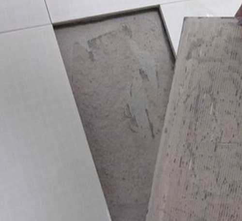 凤冈瓷砖空鼓维修公司分享瓷砖铺贴时如果打浆（即涂抹在瓷砖背面和基层上的砂浆或瓷砖胶）过少，会带来以下问题